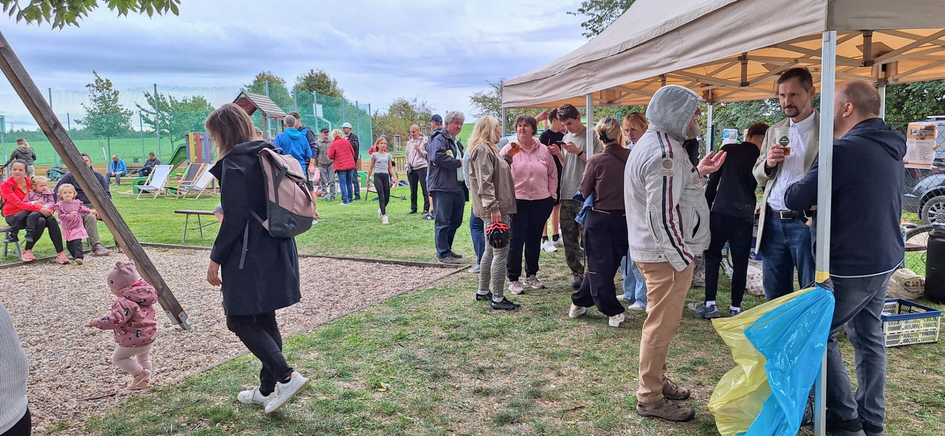 Sousedské setkání na hřišti u Kopretinky