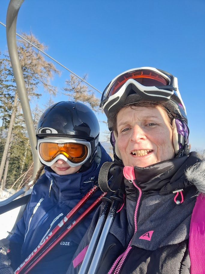 Kateřina Čadilová na lyžích s vnoučaty